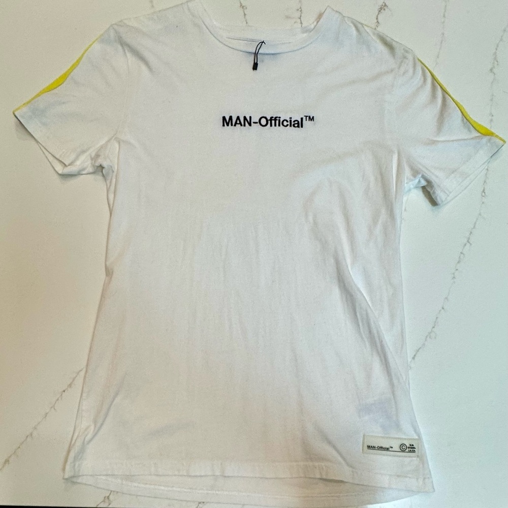 Boohoo Mens White Tee with Yellow Accents size medium NWOT
